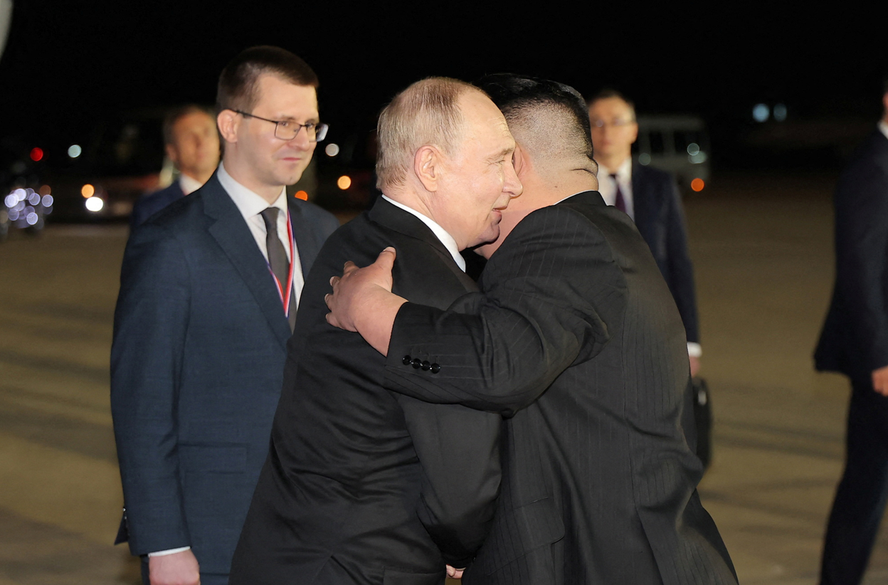 普京乘搭專機降落平壤機場,相隔24年再次訪問北韓,金正恩到機場迎接。(路透社)