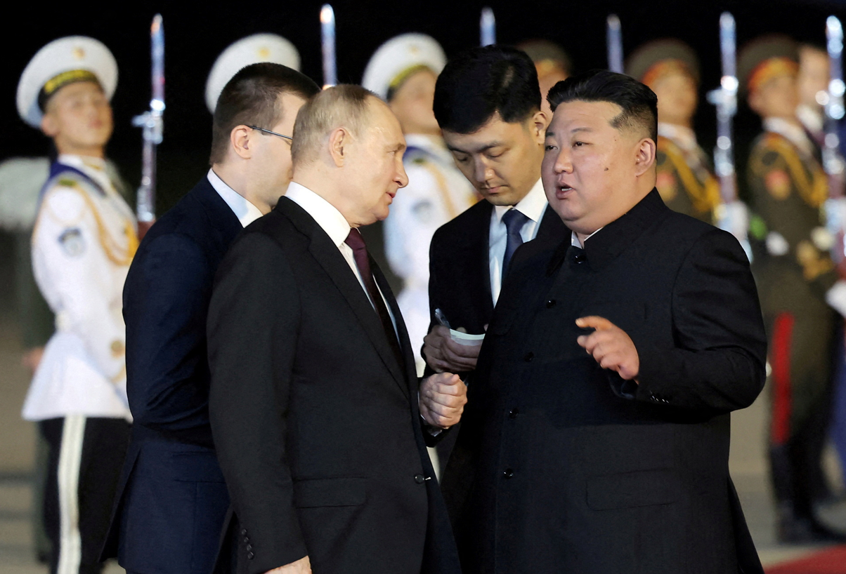 普京乘搭專機降落平壤機場,相隔24年再次訪問北韓,金正恩到機場迎接。(路透社)