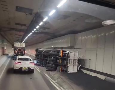 屯赤隧道內泥頭車失控翻側。(屯門大欖汀九交通消息群組)
