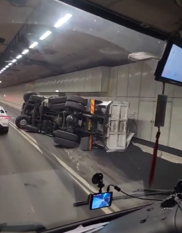 屯赤隧道內泥頭車失控翻側。(屯門大欖汀九交通消息群組)