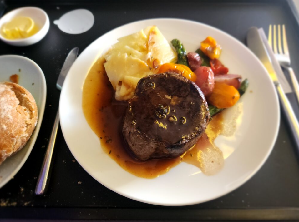 不少人搭飛機都會拍下飛機餐。(互聯網)