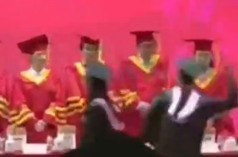 一名上海復旦大學學生在法學院畢業典禮上台時揮拳打一名教授(影片截圖)