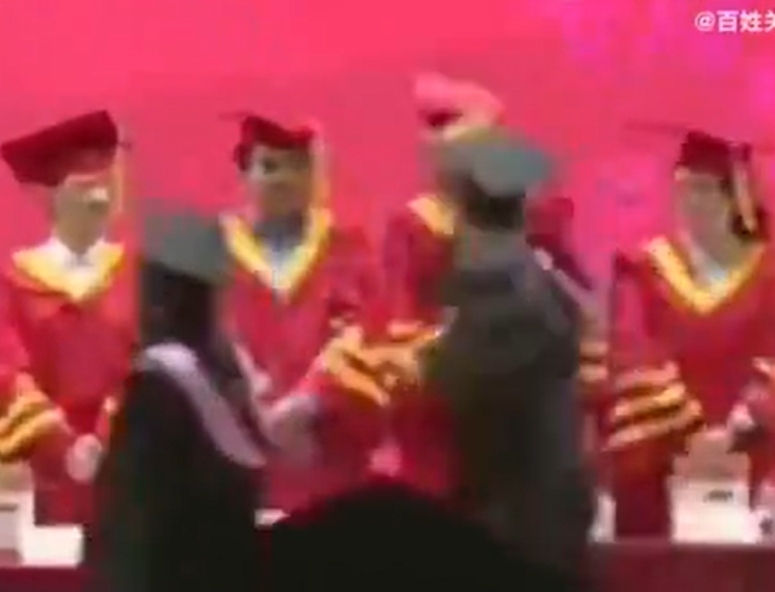 一名上海復旦大學學生在法學院畢業典禮上台時揮拳打一名教授(影片截圖)