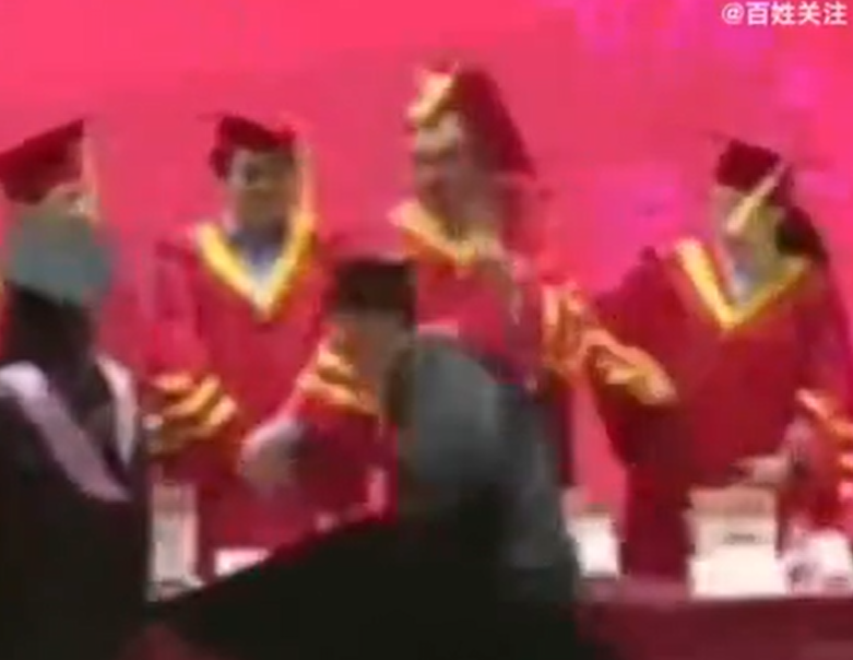 一名上海復旦大學學生在法學院畢業典禮上台時揮拳打一名教授(影片截圖)