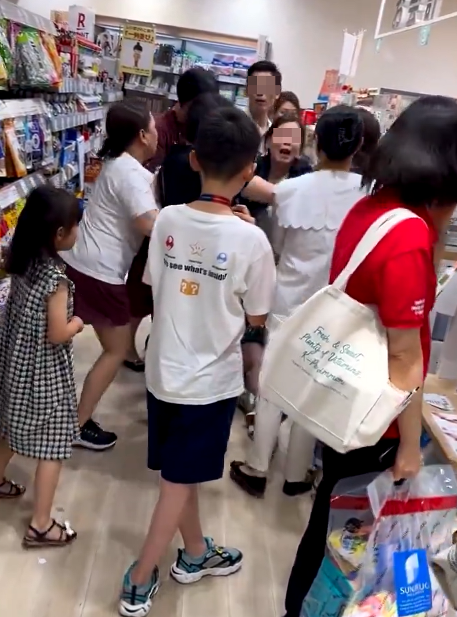 一對操廣東話的男女,以及數名操上海話的中年婦人於收銀處拉扯衝突。(影片截圖)