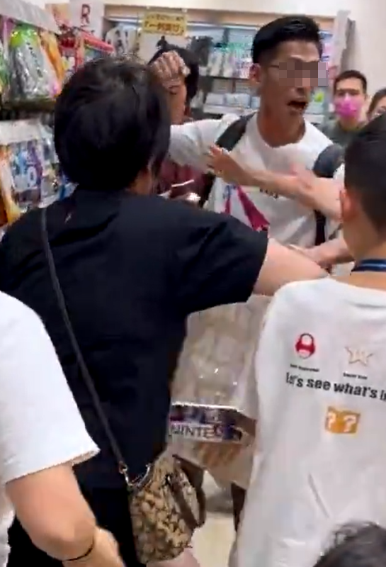 其男伴舉起右手作狀準備揮拳稱:「係咪打?」(影片截圖)