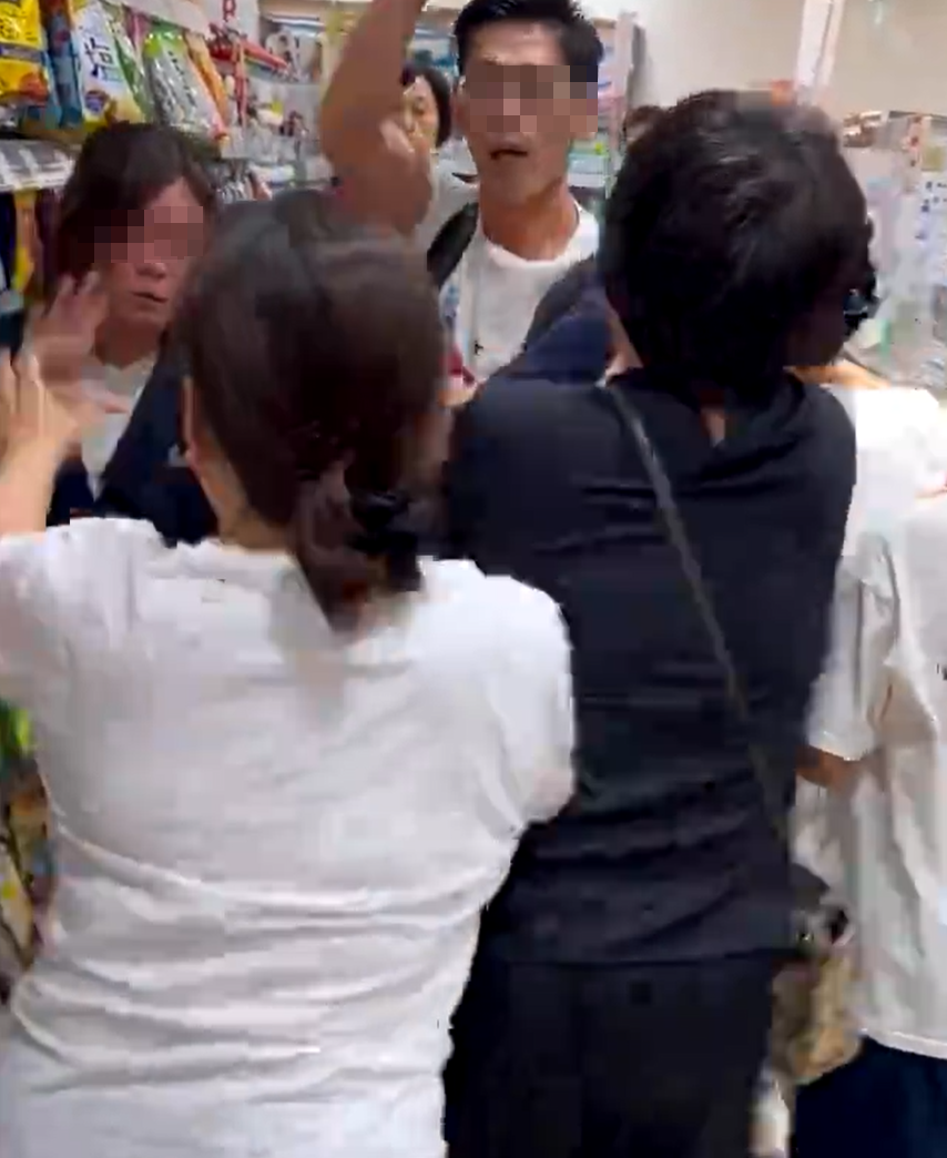 男子再指向一位女子稱:「係咪再打嗱?我唔想打女人,你再郁手我打X你!」(影片截圖)