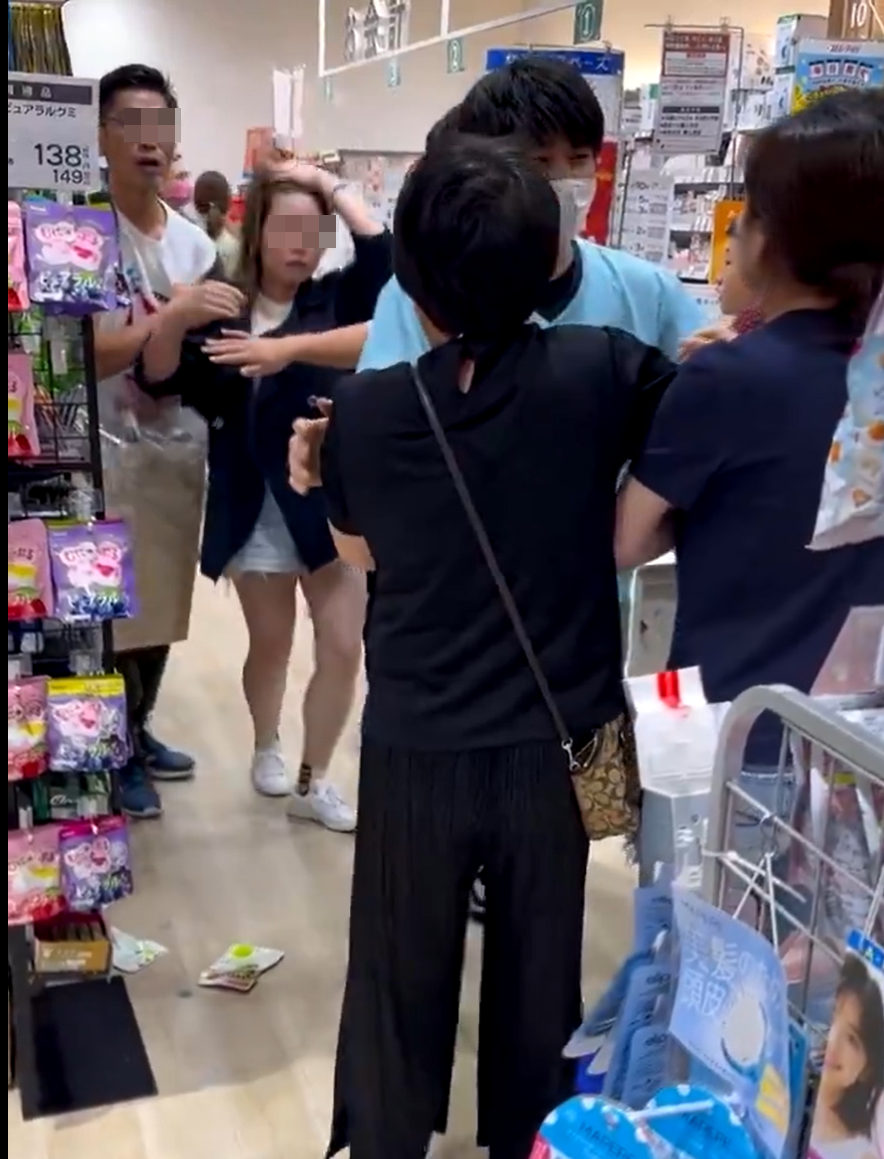 店內有其他人勸止(影片截圖)