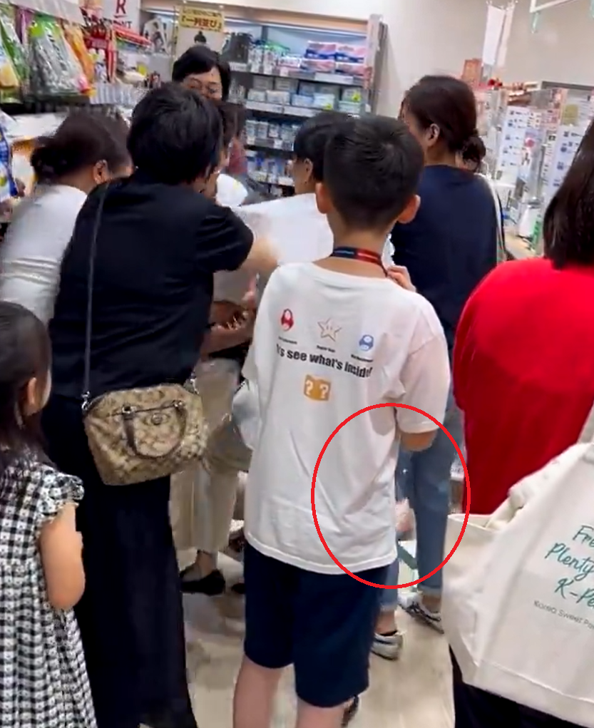 當時疑有一人倒地(影片截圖)