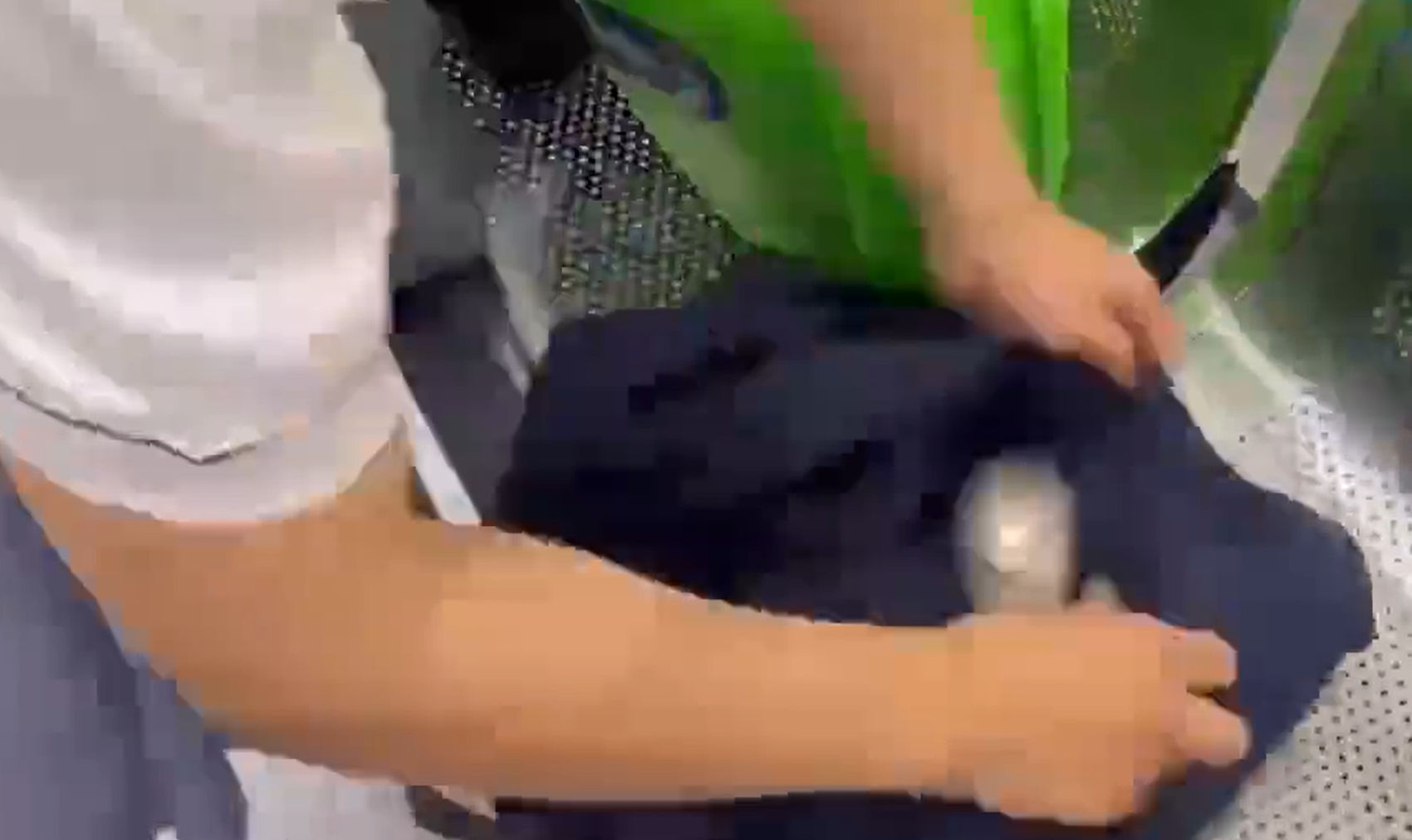 廣東蓮塘海關在旅檢進境渠道查獲一宗旅客人身藏匿燕窩走私入境案,查獲燕窩1,107克。(影片截圖)