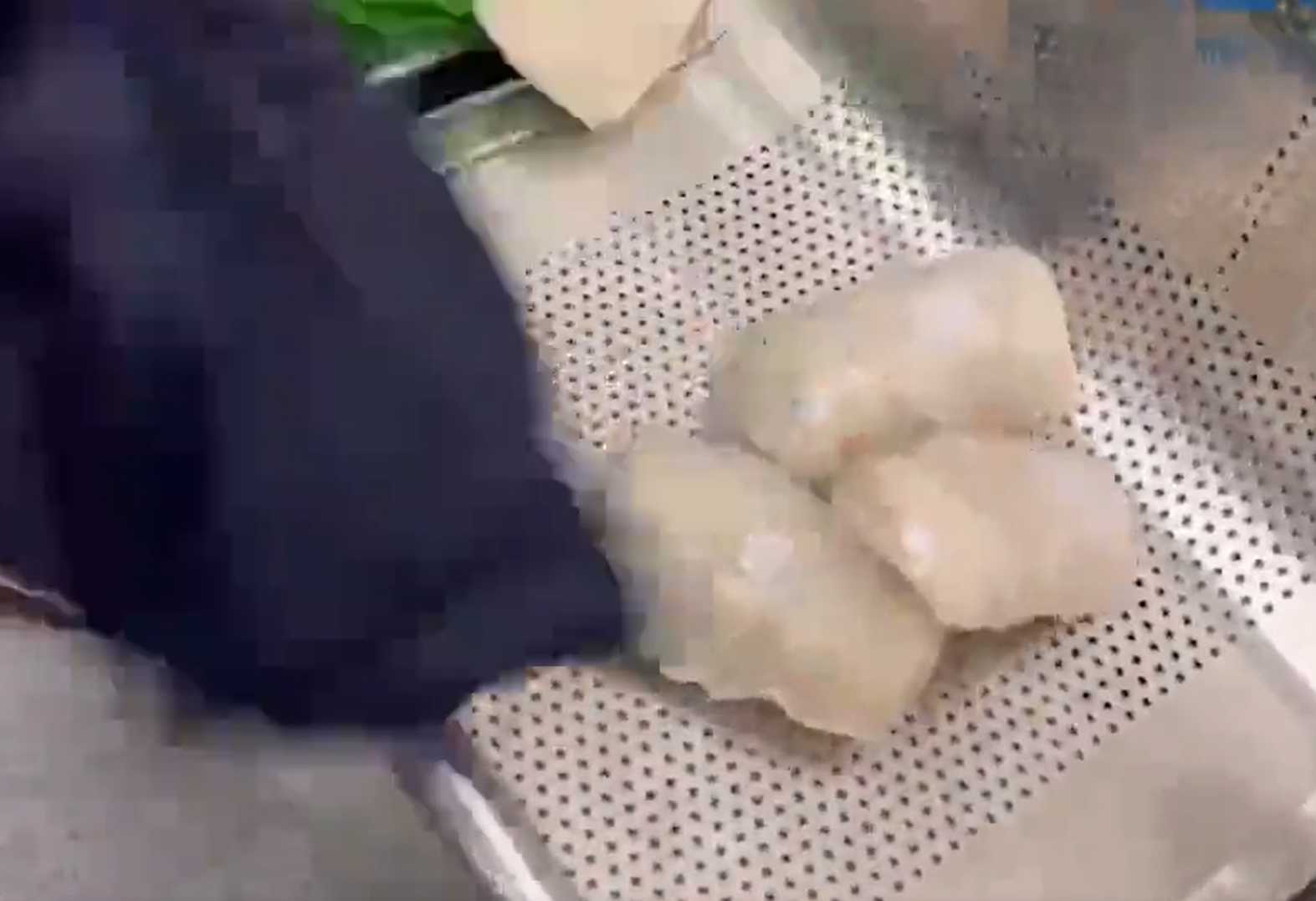 廣東蓮塘海關在旅檢進境渠道查獲一宗旅客人身藏匿燕窩走私入境案,查獲燕窩1,107克。(影片截圖)