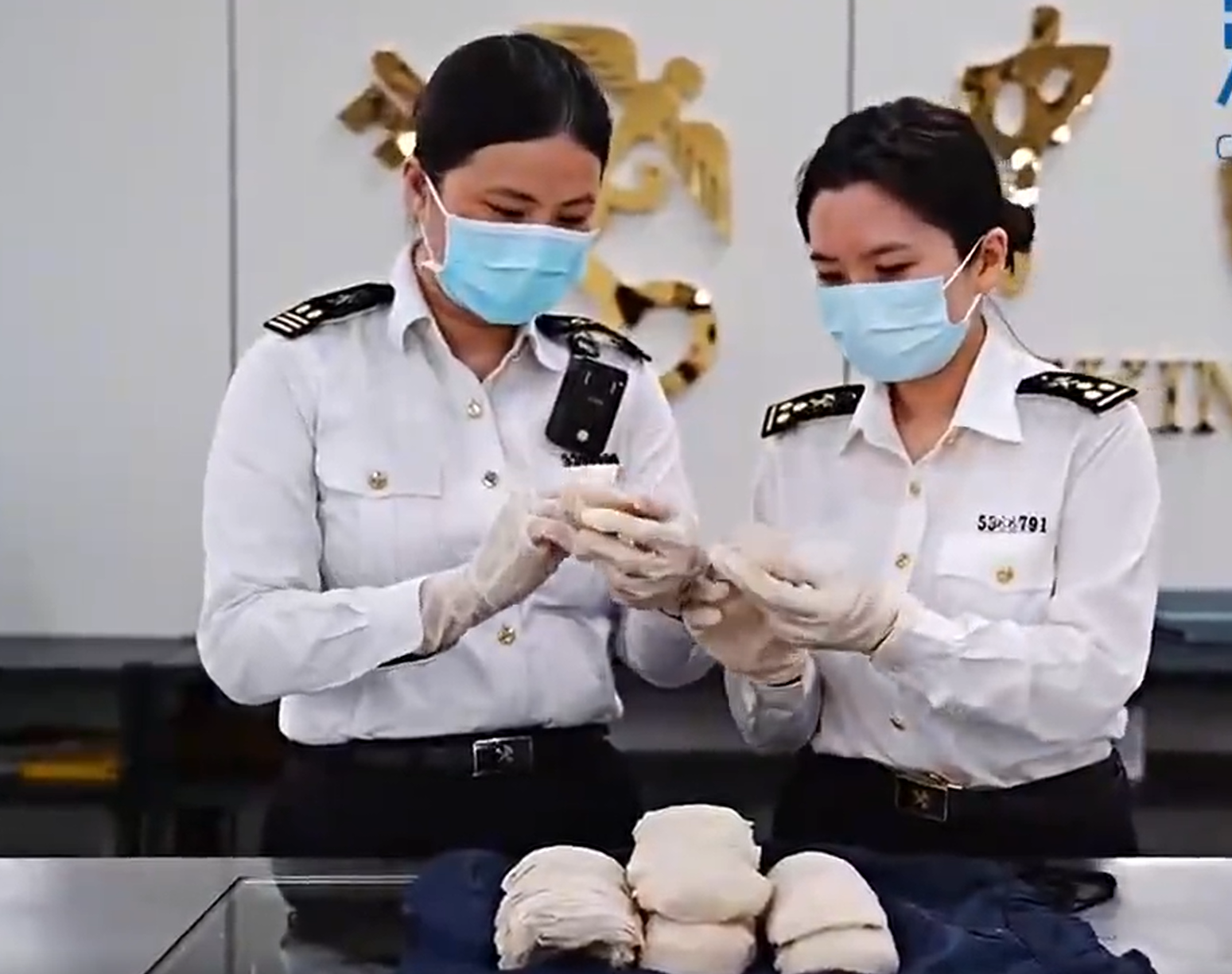 廣東蓮塘海關在旅檢進境渠道查獲一宗旅客人身藏匿燕窩走私入境案,查獲燕窩1,107克。(影片截圖)