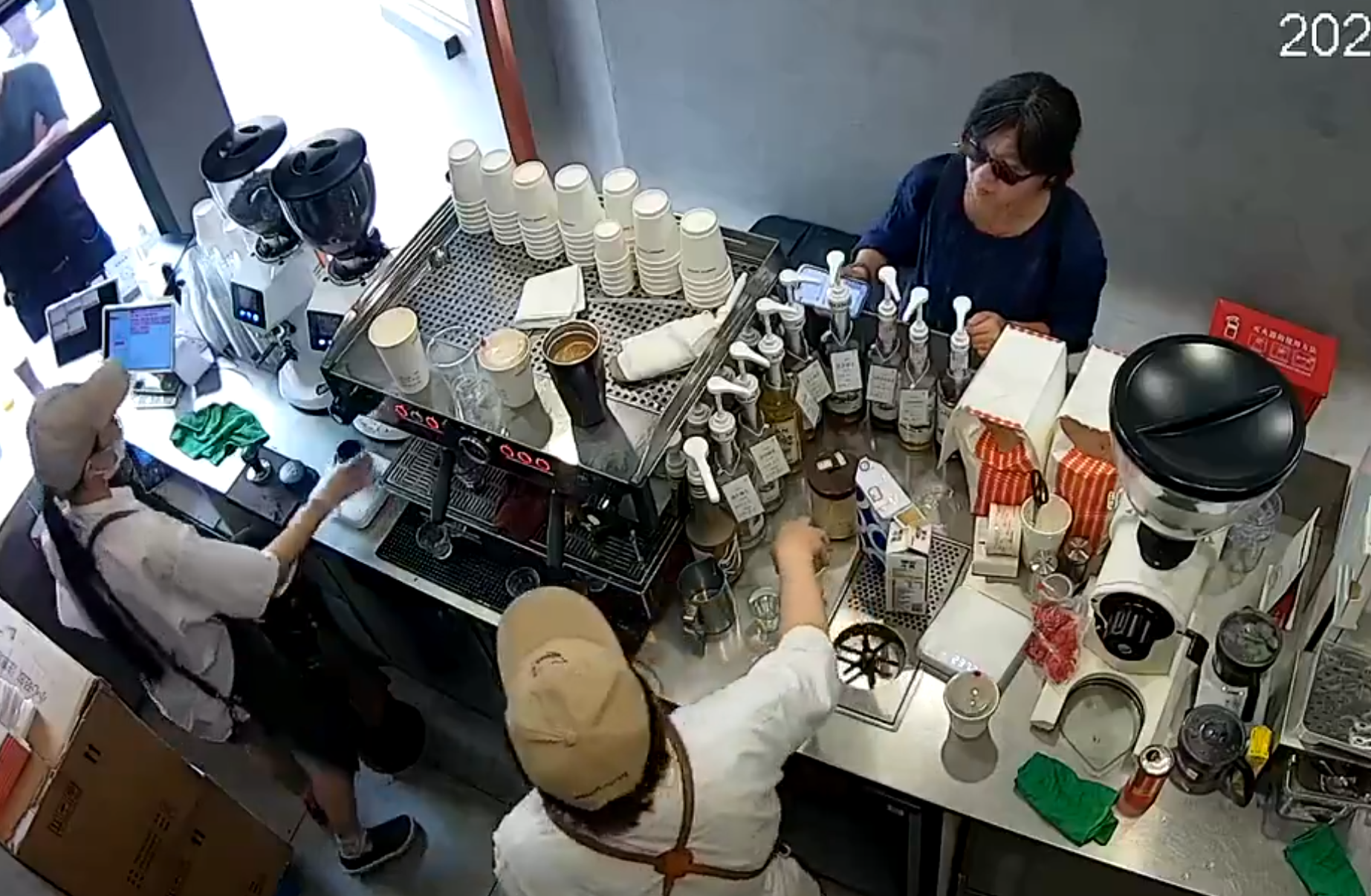 上海「網紅」咖啡店Manner Coffee有女店員與女客人爭執期間突然情緒失控,將整杯咖啡粉兜頭潑向客人面上並嚎叫「你投訴呀」。(影片截圖)