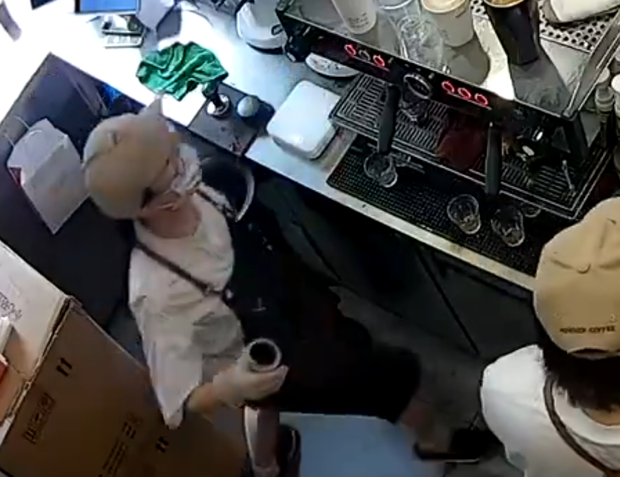 上海「網紅」咖啡店Manner Coffee有女店員與女客人爭執期間突然情緒失控,將整杯咖啡粉兜頭潑向客人面上並嚎叫「你投訴呀」。(影片截圖)
