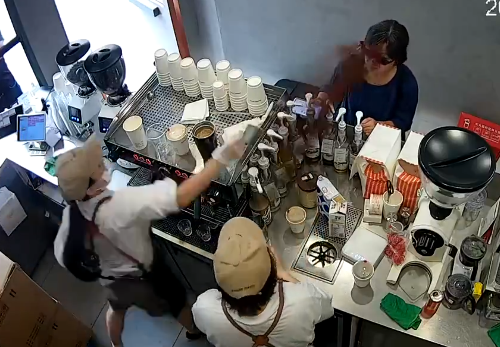 上海「網紅」咖啡店Manner Coffee有女店員與女客人爭執期間突然情緒失控,將整杯咖啡粉兜頭潑向客人面上並嚎叫「你投訴呀」。(影片截圖)