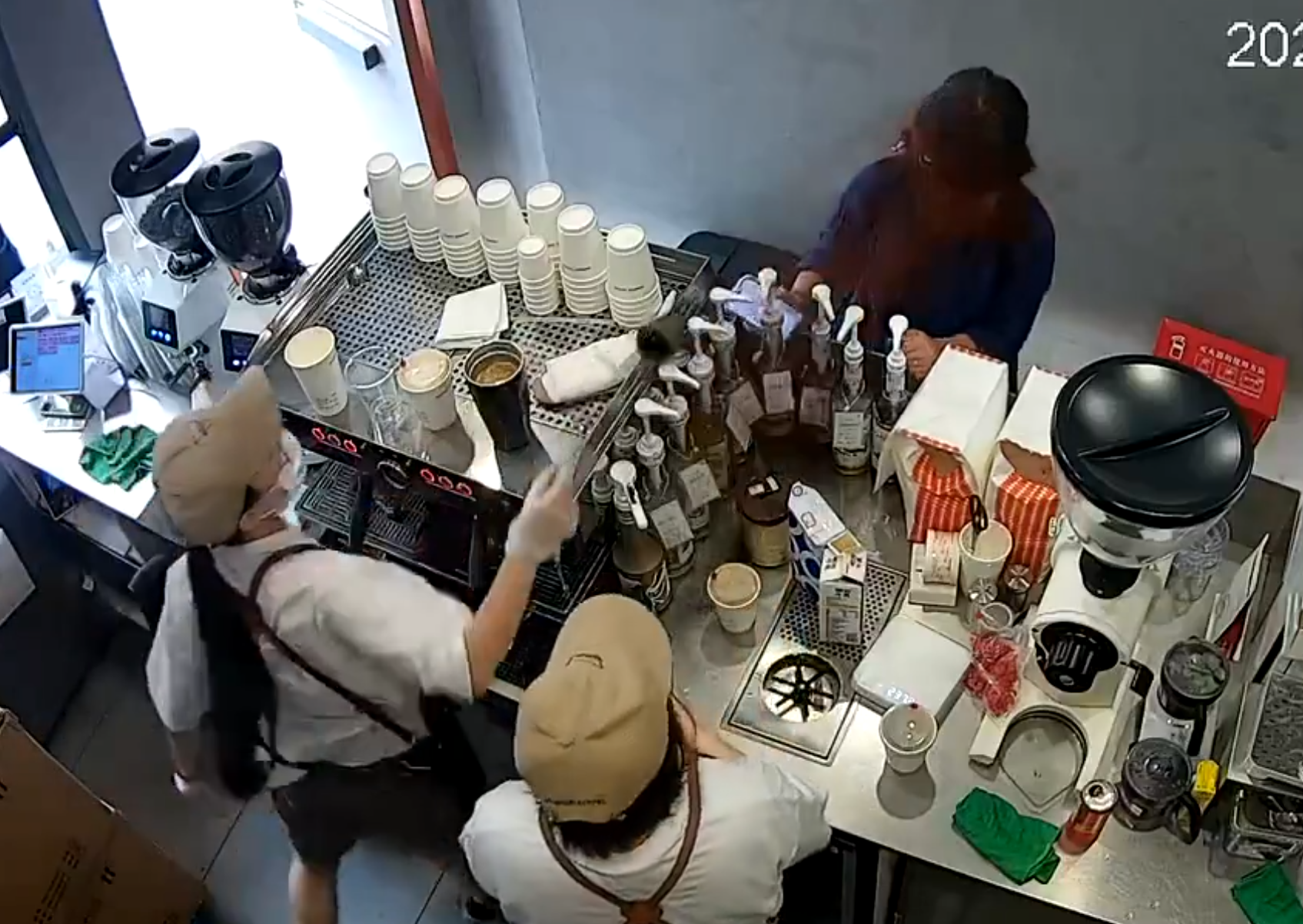 上海「網紅」咖啡店Manner Coffee有女店員與女客人爭執期間突然情緒失控,將整杯咖啡粉兜頭潑向客人面上並嚎叫「你投訴呀」。(影片截圖)