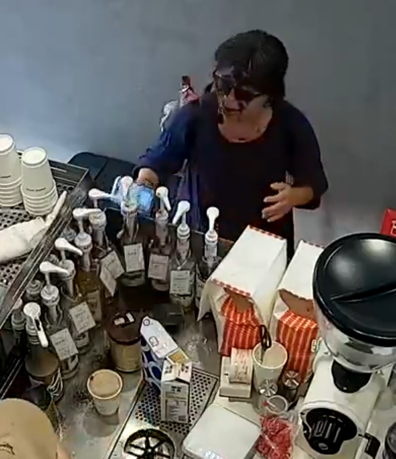 上海「網紅」咖啡店Manner Coffee有女店員與女客人爭執期間突然情緒失控,將整杯咖啡粉兜頭潑向客人面上並嚎叫「你投訴呀」。(影片截圖)