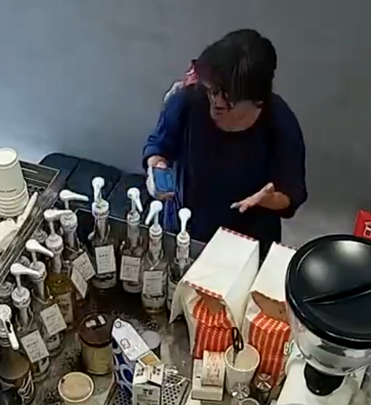 上海「網紅」咖啡店Manner Coffee有女店員與女客人爭執期間突然情緒失控,將整杯咖啡粉兜頭潑向客人面上並嚎叫「你投訴呀」。(影片截圖)