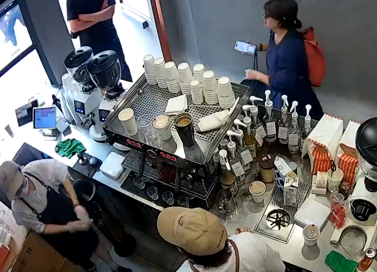 上海「網紅」咖啡店Manner Coffee有女店員與女客人爭執期間突然情緒失控,將整杯咖啡粉兜頭潑向客人面上並嚎叫「你投訴呀」。(影片截圖)