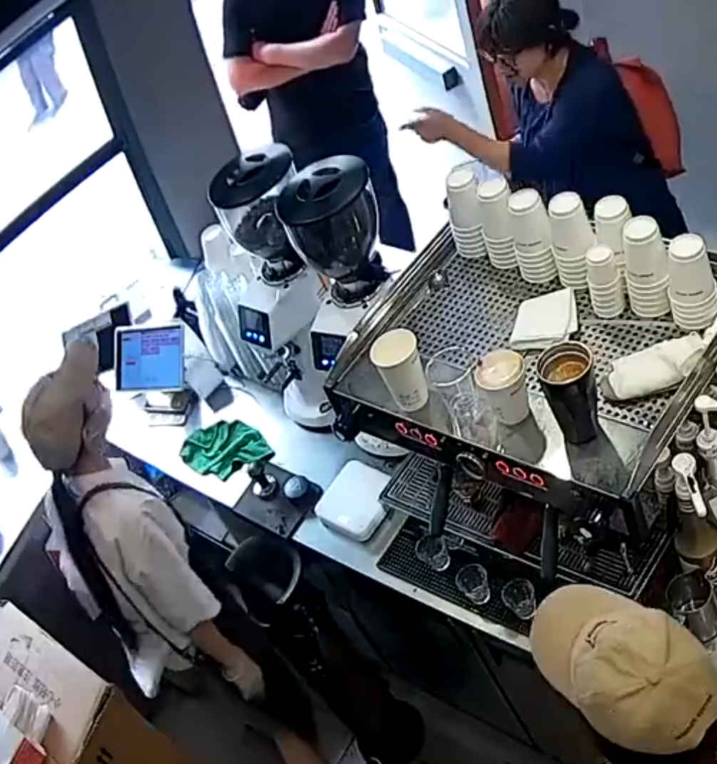 上海「網紅」咖啡店Manner Coffee有女店員與女客人爭執期間突然情緒失控,將整杯咖啡粉兜頭潑向客人面上並嚎叫「你投訴呀」。(影片截圖)