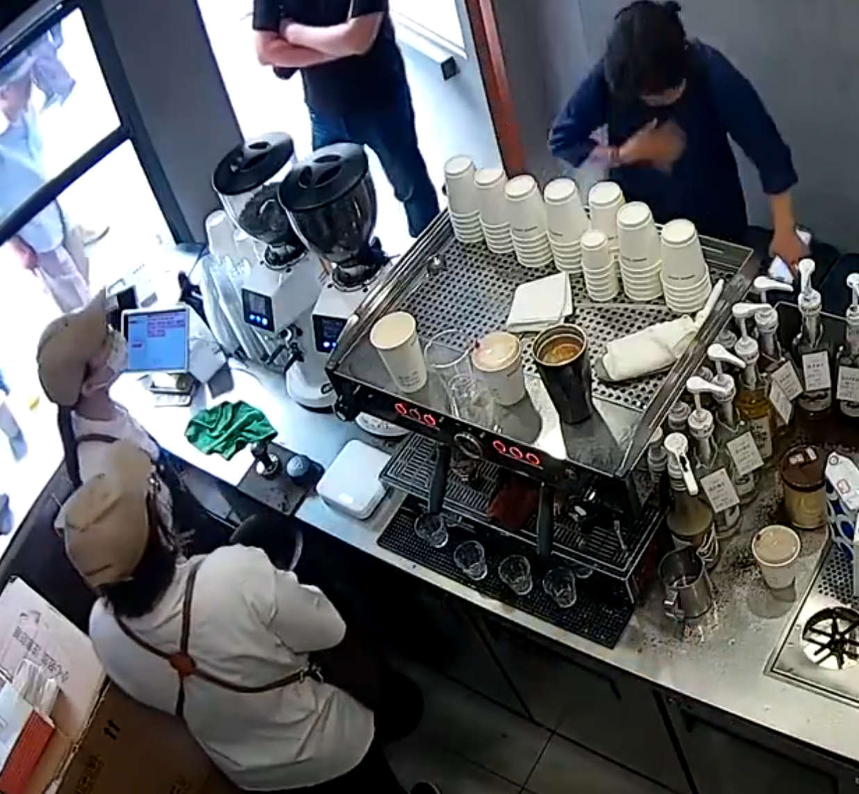 上海「網紅」咖啡店Manner Coffee有女店員與女客人爭執期間突然情緒失控,將整杯咖啡粉兜頭潑向客人面上並嚎叫「你投訴呀」。(影片截圖)