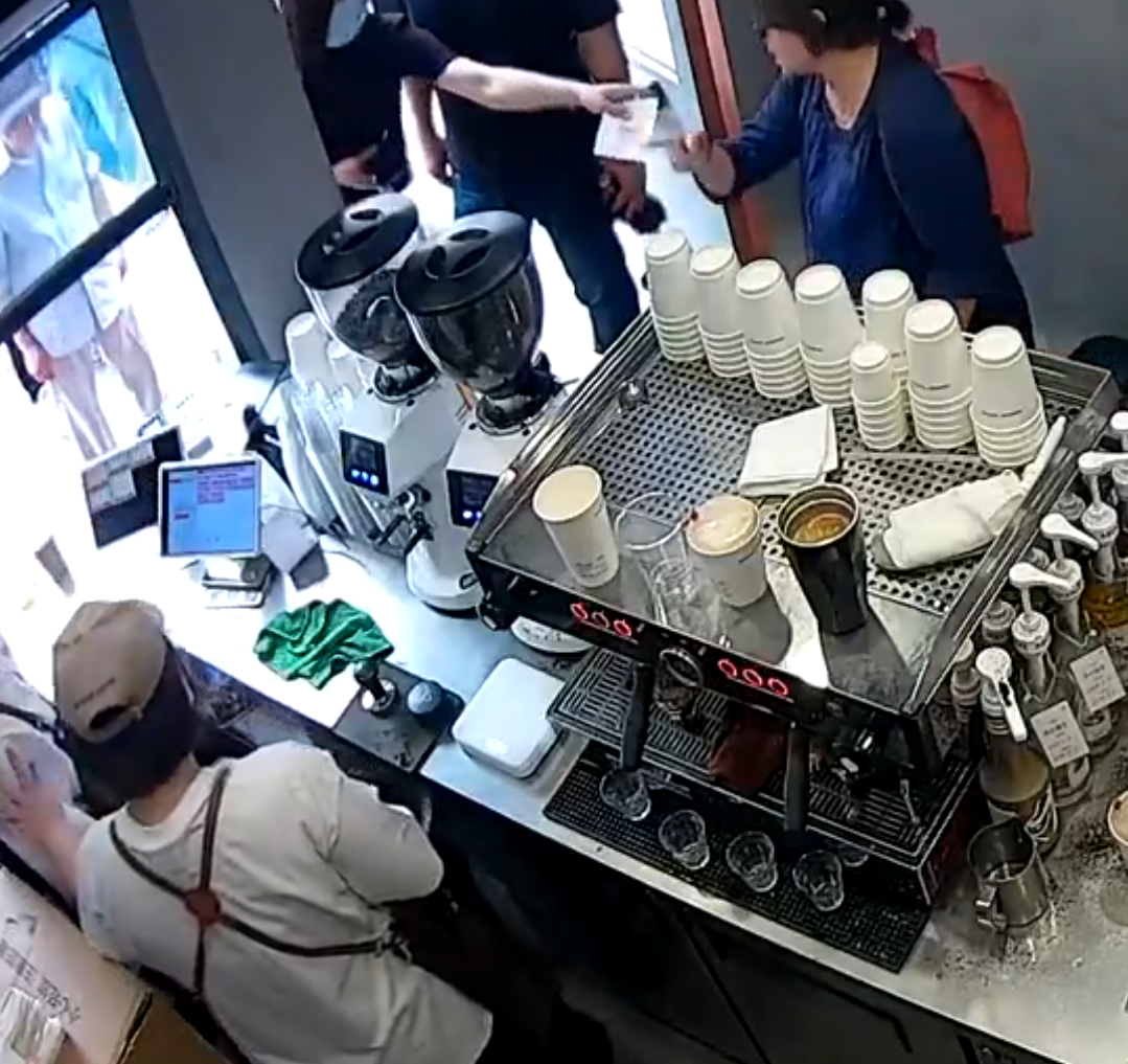 上海「網紅」咖啡店Manner Coffee有女店員與女客人爭執期間突然情緒失控,將整杯咖啡粉兜頭潑向客人面上並嚎叫「你投訴呀」。(影片截圖)