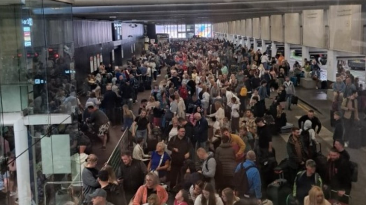 旅客迫爆曼徹斯特機場。(互聯網)