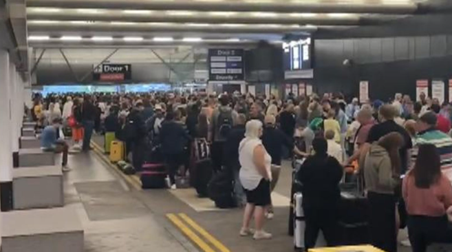 旅客迫爆曼徹斯特機場。(互聯網)