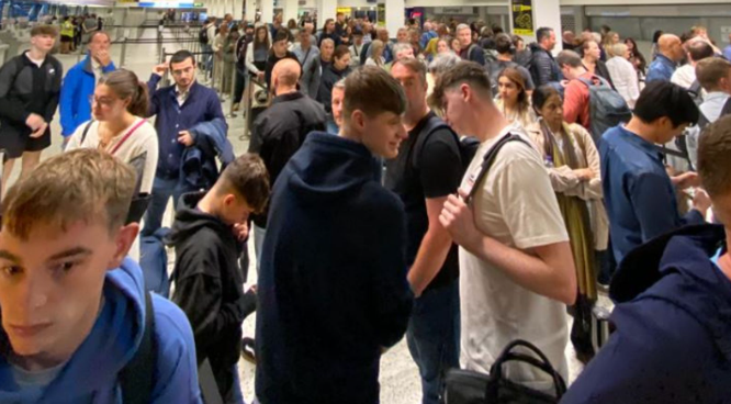 旅客迫爆曼徹斯特機場。(互聯網)