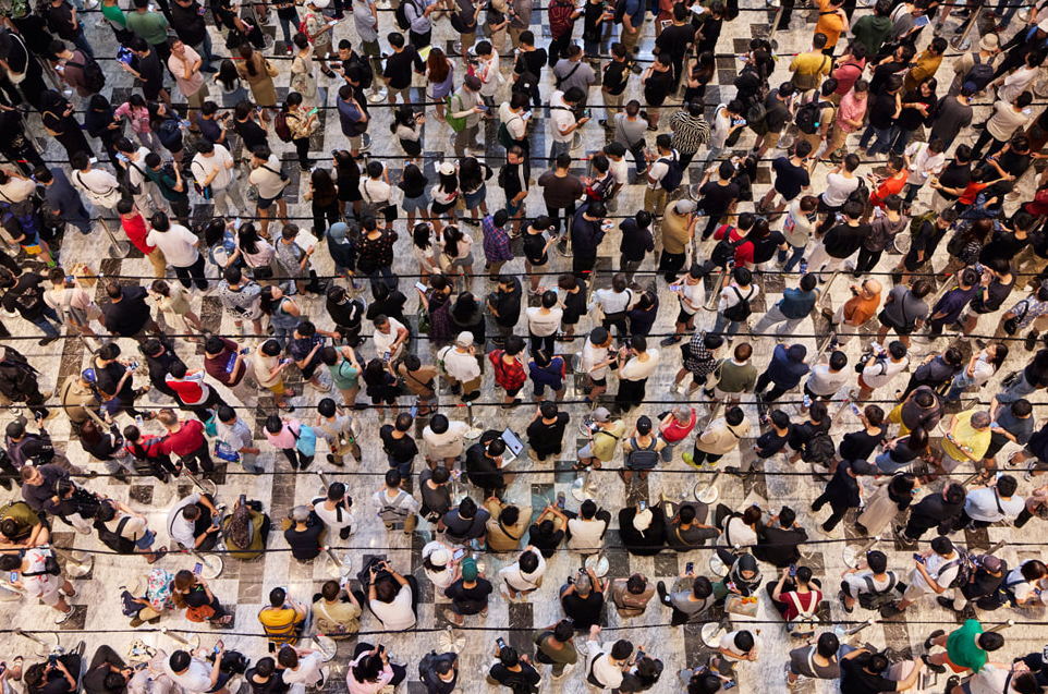 馬來西亞首間蘋果專門店開幕,萬人空巷。(互聯網)