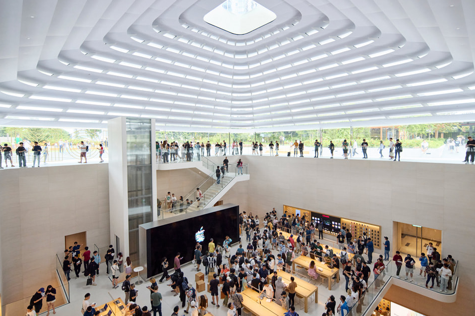 馬來西亞首間蘋果專門店開幕,萬人空巷。(互聯網)