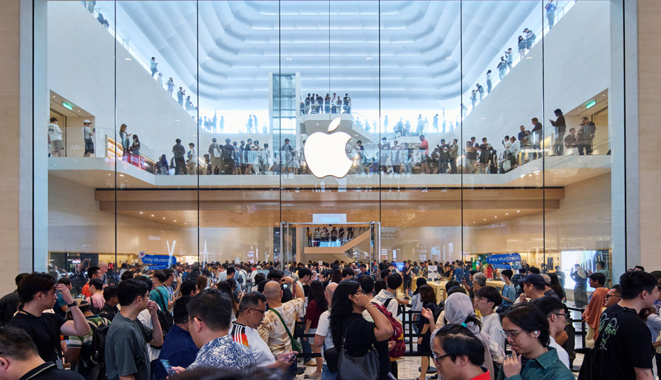馬來西亞首間蘋果專門店開幕,萬人空巷。(互聯網)