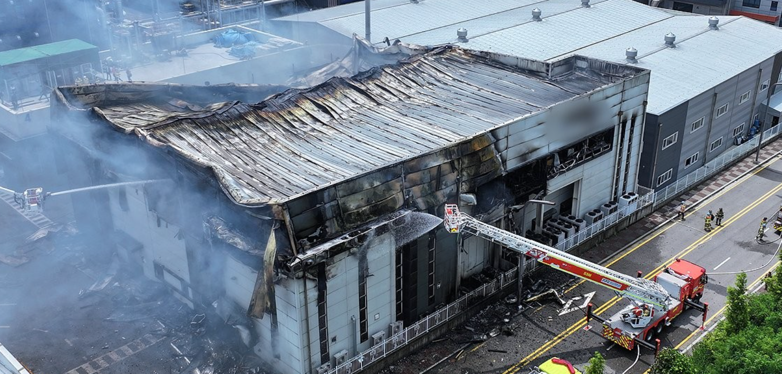 南韓京畿道一間鋰電池工廠發生大火,撲滅後現場發現20多具遺體,當局估計傷亡數字可能上升。(網上圖片)
