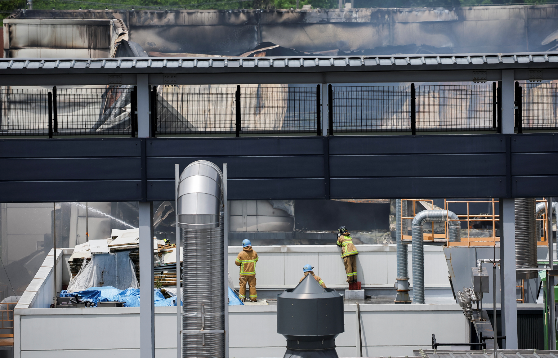 南韓京畿道一間鋰電池工廠發生大火,撲滅後現場發現20多具遺體,當局估計傷亡數字可能上升。(路透社)