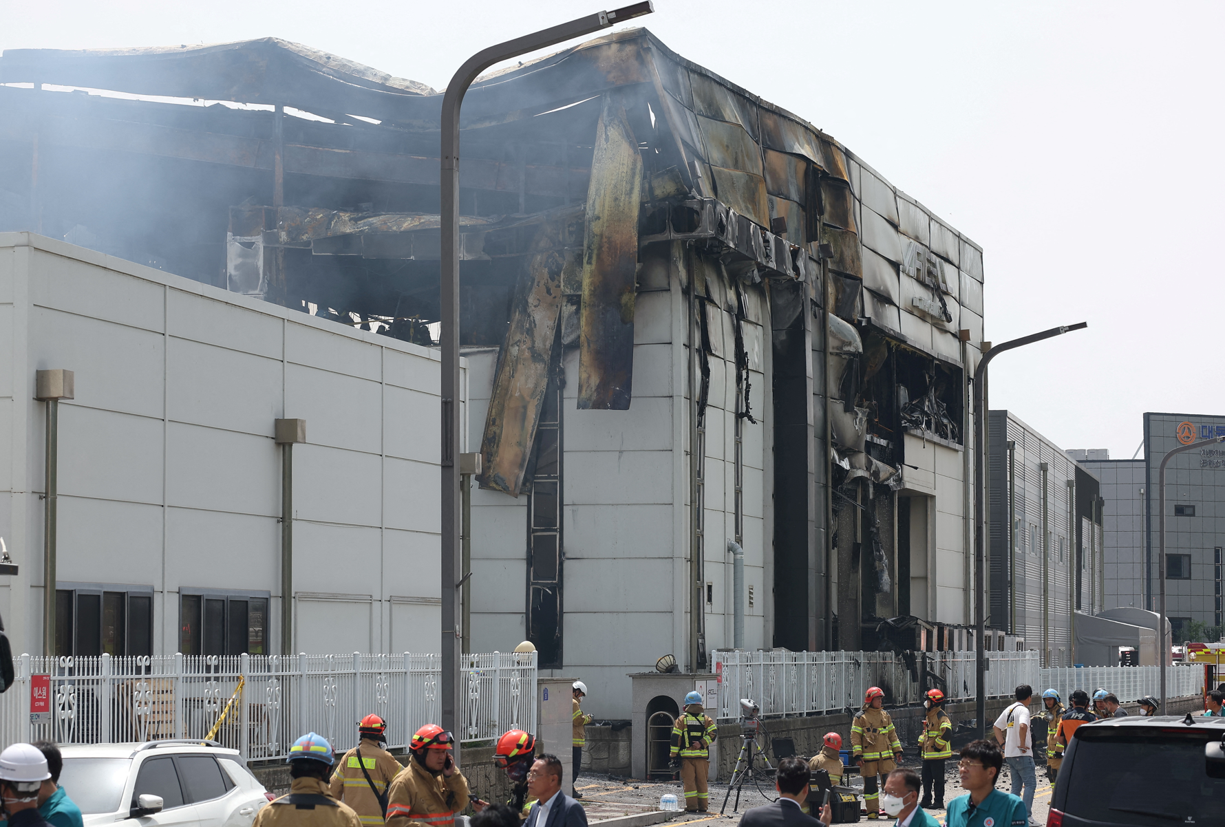 南韓京畿道一間鋰電池工廠發生大火,撲滅後現場發現20多具遺體,當局估計傷亡數字可能上升。(路透社)
