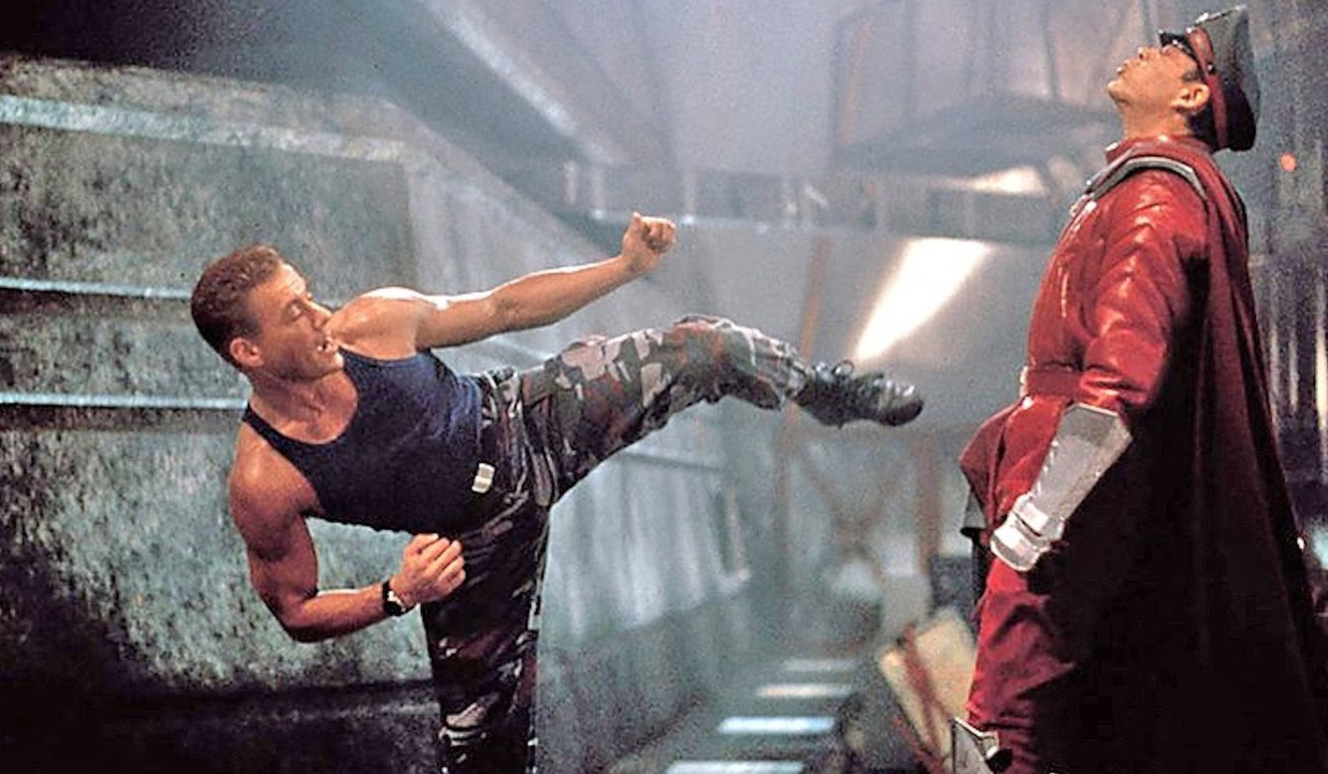 《街頭霸王》1994年真人電影版本 故事講述由尚格雲頓主演的美國「軍佬」古烈上校,與聯合國維和部隊對抗由奸角赤目司令率領的犯罪集團,