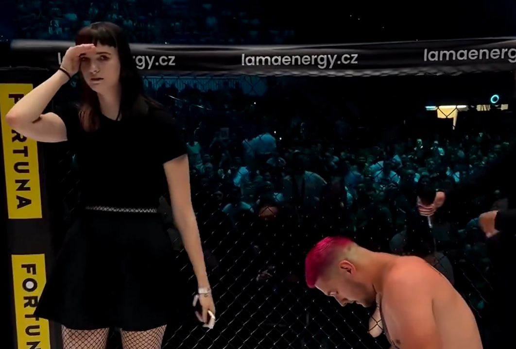 女友早已顯得一臉尷尬。(影片截圖)