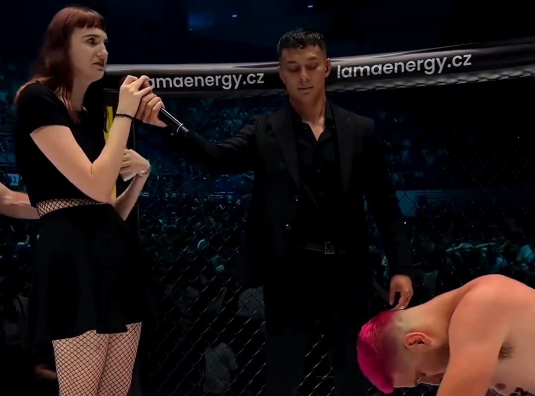 女友當場拒絕。(影片截圖)