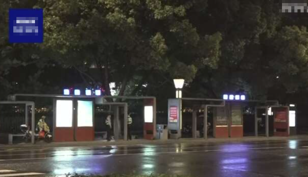 江蘇省蘇州市有日本人學校的校巴發生持刀襲擊案,一名日本女子和她一名孩子在校巴駛至時受襲。(影片截圖)