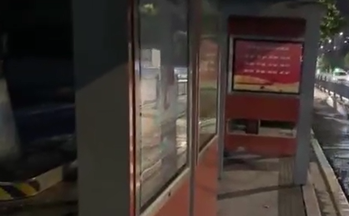 江蘇省蘇州市有日本人學校的校巴發生持刀襲擊案,一名日本女子和她一名孩子在校巴駛至時受襲。(影片截圖)