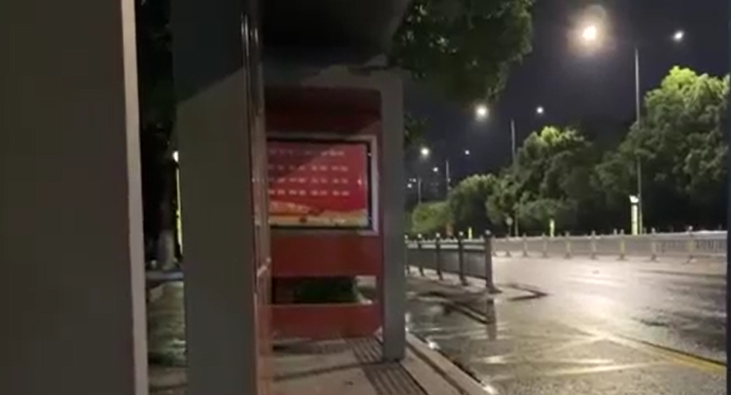 江蘇省蘇州市有日本人學校的校巴發生持刀襲擊案,一名日本女子和她一名孩子在校巴駛至時受襲。(影片截圖)