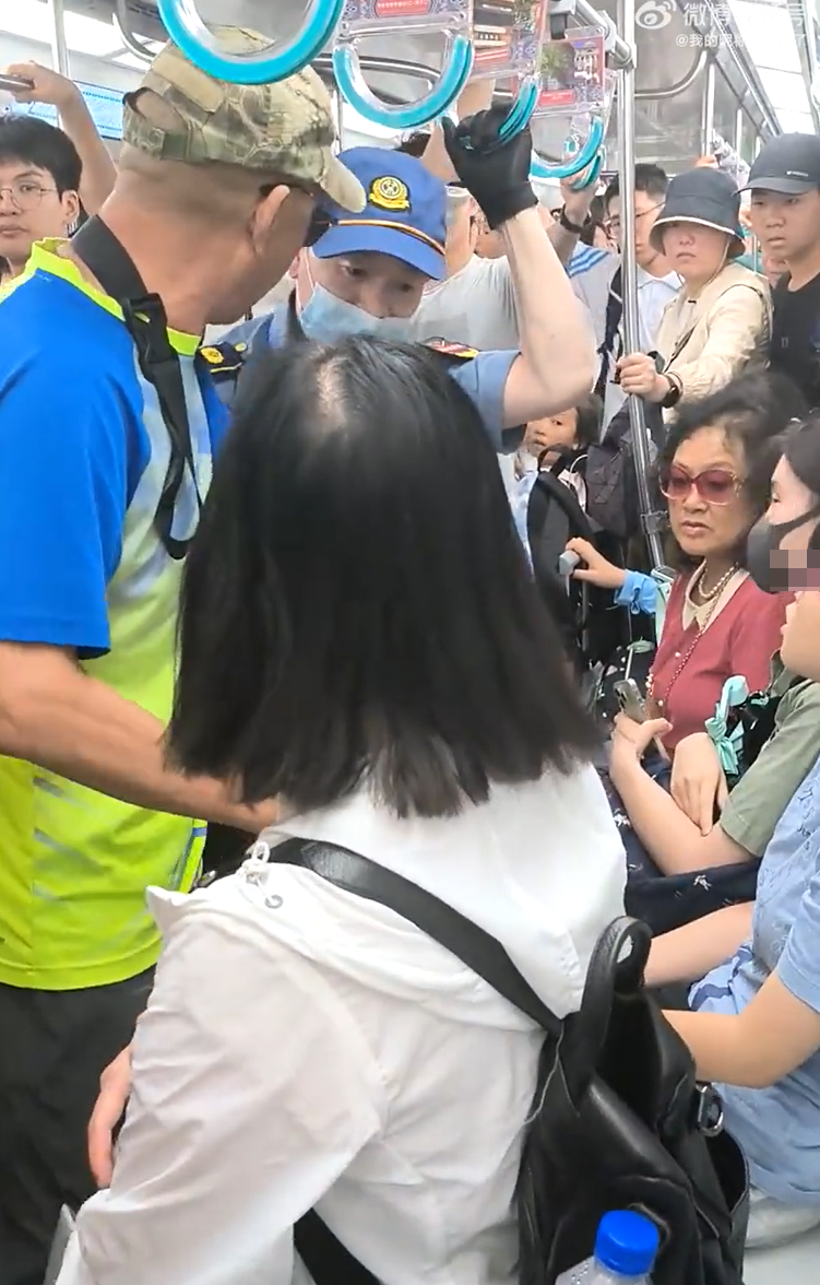 北京地鐵一名老翁不滿女乘客拒讓座,用枴杖狂撩女子雙腿中間來回「橫掃」。(影片截圖)