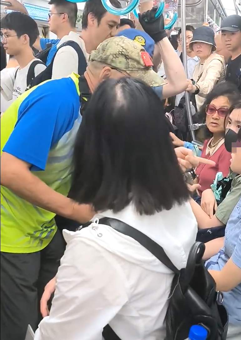 北京地鐵一名老翁不滿女乘客拒讓座,用枴杖狂撩女子雙腿中間來回「橫掃」。(影片截圖)