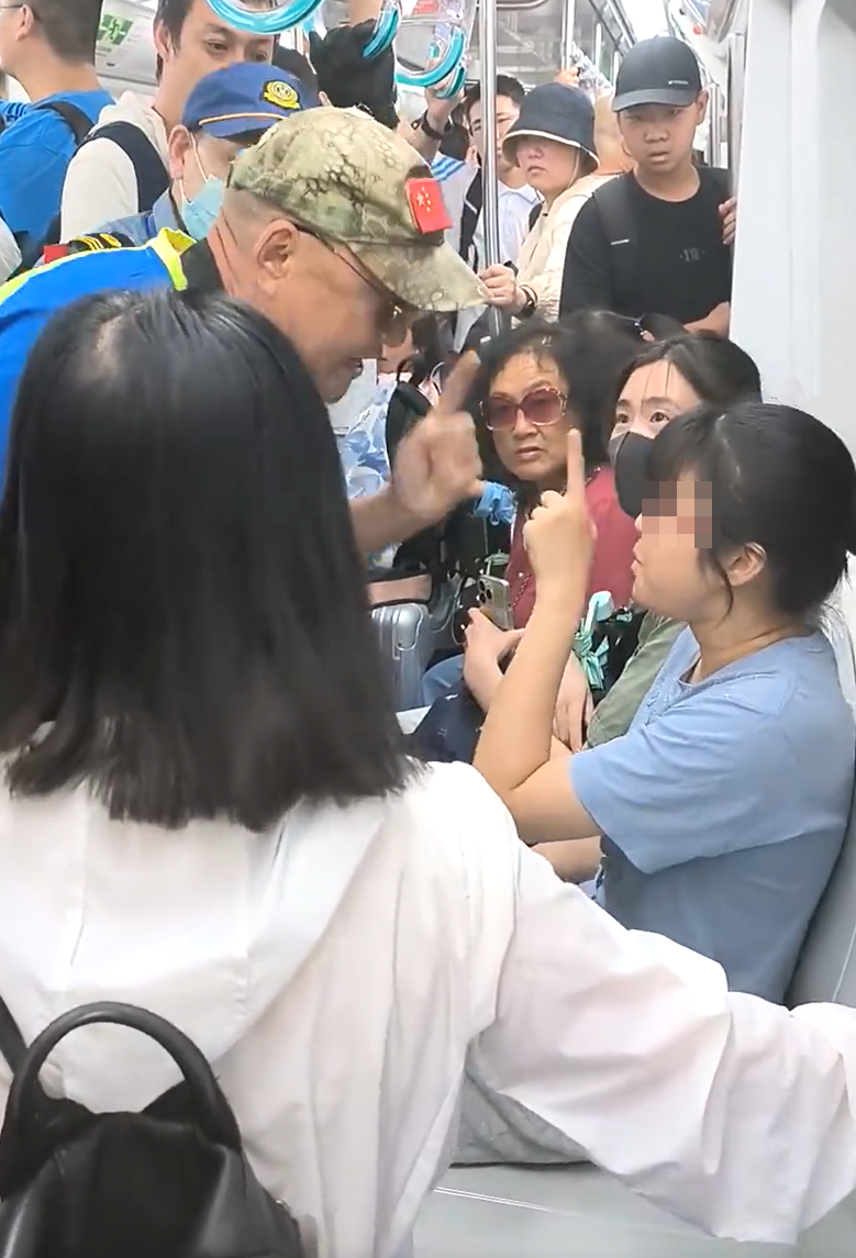 北京地鐵一名老翁不滿女乘客拒讓座,用枴杖狂撩女子雙腿中間來回「橫掃」。(影片截圖)