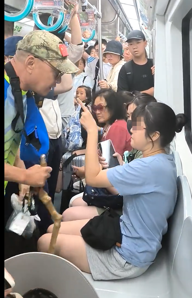 北京地鐵一名老翁不滿女乘客拒讓座,用枴杖狂撩女子雙腿中間來回「橫掃」。(影片截圖)