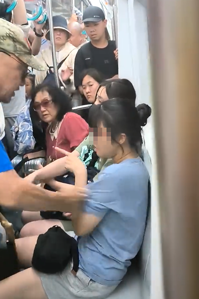 北京地鐵一名老翁不滿女乘客拒讓座,用枴杖狂撩女子雙腿中間來回「橫掃」。(影片截圖)
