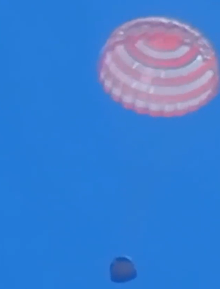 嫦娥六號探測器在內蒙古四子王旗着陸場着陸。(影片截圖)