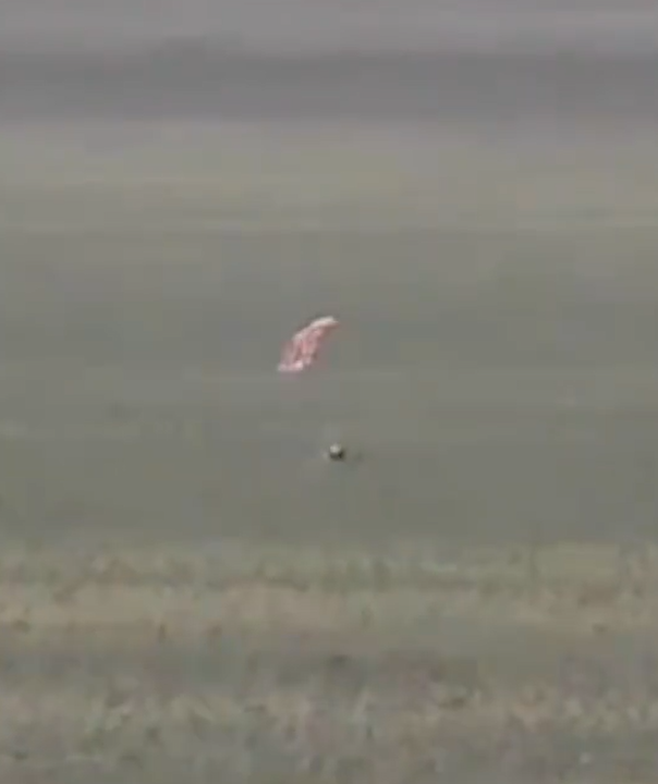 嫦娥六號探測器在內蒙古四子王旗着陸場着陸。(影片截圖)