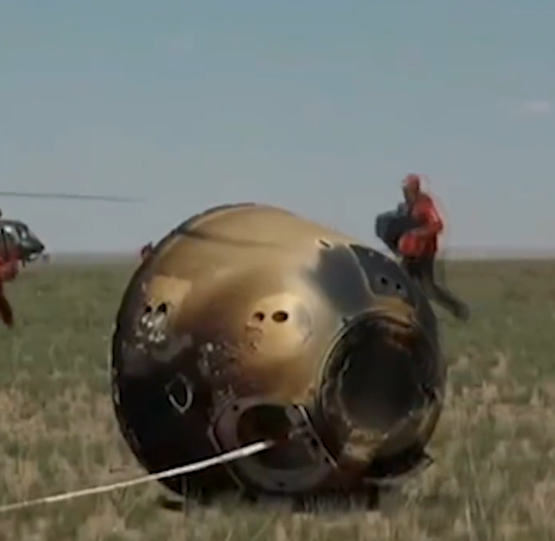 嫦娥六號探測器在內蒙古四子王旗着陸場着陸。(影片截圖)