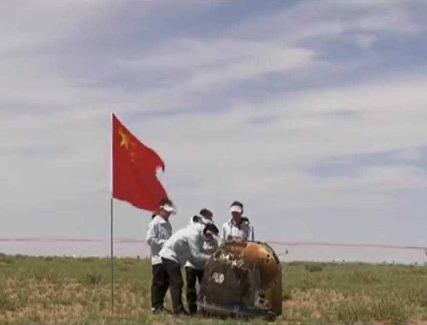 嫦娥六號探測器在內蒙古四子王旗着陸場着陸。(影片截圖)